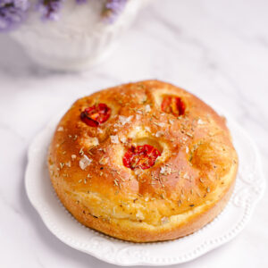 Focaccia rosmariini ja tomatiga